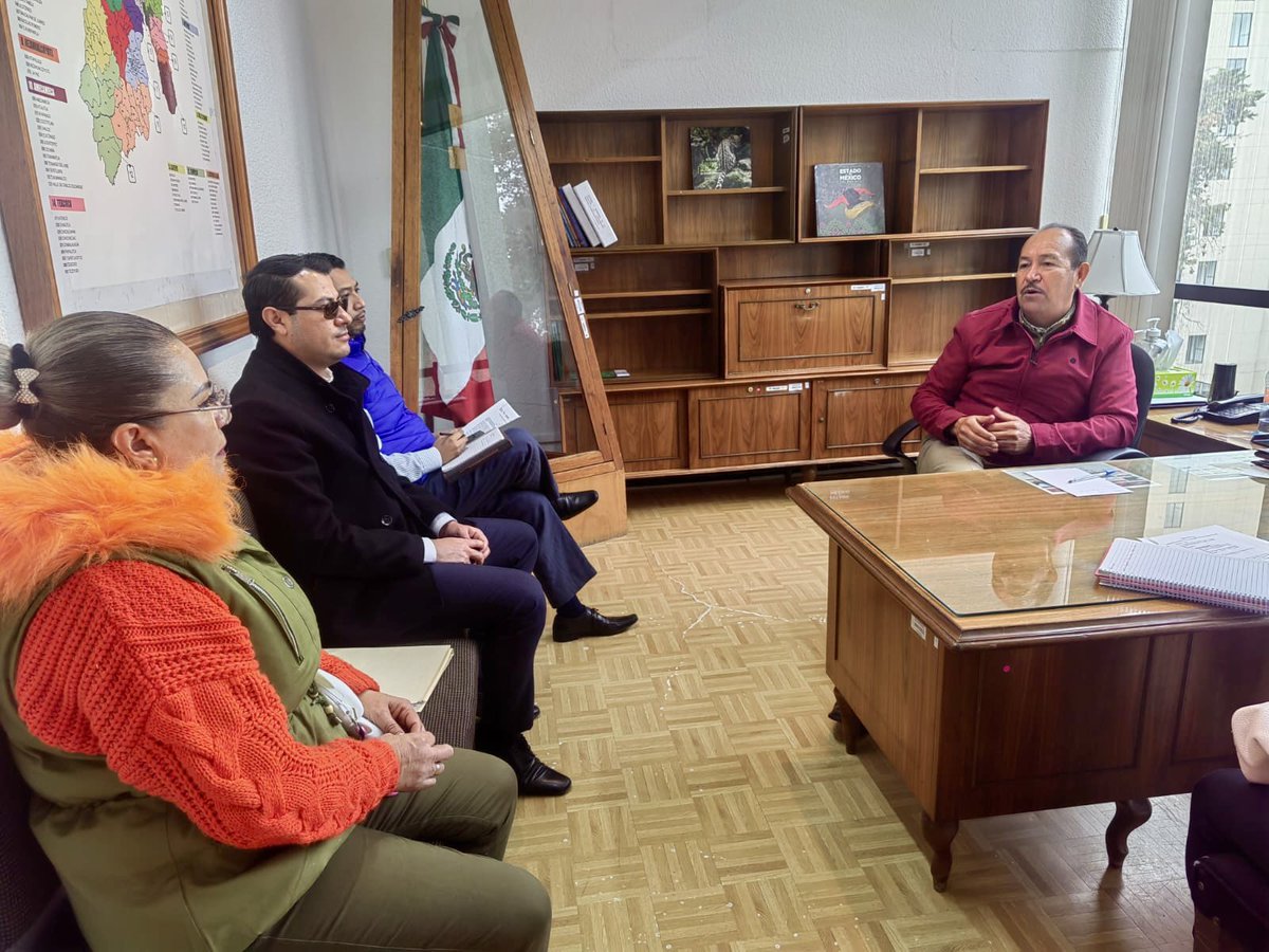 arturougaldea_'s tweet photo. Me reuní con la Mtra. @MAngelesNau5, titular de la S.R.E.B. #Naucalpan, y con el Mtro. Oswaldo Meléndez González titular de la @SREBToluca, con el objetivo de establecer acuerdos y acciones que beneficien a las comunidades escolares que conforman sus regiones. 
#ElPoderDeServir https://t.co/BYILyeyf7E