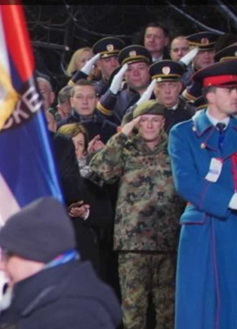 adicerimagic's tweet photo. Is unprecedented (& militarised?!) #delegation of 🇷🇸 at this year's #9January in #BanjaLuka a coincidence? 

Are simultaneous fireworks at 8pm this evening in #Belgrade & throughout Republika Srpska a signal to the West (as it scrutinises recent 🇷🇸 parliamentary elections)? 

Or is it a sign of what is coming and announcement of intentions?

In his letter to Milorad #Dodik, 🇷🇸 President Aleksandar #Vucic warned that he is "afraid that the time of great challenges, both for Serbia and for [Republika] Srpska, is yet to come. I write this ... as challenging times may not exist separately for Serbia and [Republika] Srpska."

🇷🇸 minister earlier today in Banja Luka:

"Gentlemen in #Brussels, #Washington and in particular in #Berlin, have no issue with Milorad [Dodik], Nenad [Stevandić, speaker of RS assembly], Željka [Cvijanović] or Danica [Grujičić, health minister of Serbia]. They have a dispute with all Milorads, Nenads, Željkas, and Danicas, as long as they don't admit all crimes  their compatriots committed against Serbs, and beg us for our forgiveness ... Republika Srpska needs to exist as a state, one which emerged from flights of Kozara and tractors of Krajina."

Aleksandar #Vulin, former director of 🇷🇸 Intelligence Agency (BIA), former interior and defence minister:

"There cannot be Republika Srpska without Serbia. There is no Serbian world without Republika Srpska. We are one. In the Defence Strategy of the Republic of Serbia, adopted couple of years ago, we set as point one that any attack on Republika Srpska is an attack on Serbia. As well as that any act of jeopardising the interests of Republika Srpska is an act of jeopardising the vital national interests of Serbia. We are one. Whether there is this or that border in given historical moment should be left to this generation of Serb politicians, to work on making sure that no border exists. Whatever might be we are now one. And we managed to become a unified political body within several years, something our forefathers only could dream about."

#Porfirije, the Serbian #Patriarch:

"As someone who knows you [President Milorad #Dodik], I believe and I know that your intentions are clean and honourable, and that they are not intended to harm anyone. Your intention is not to take something away from someone, something that belongs to someone else. Quite contrary, your intention is to protect what you and all of us here were given as a gift from the God." 

This year's 🇷🇸 #delegation in Banja Luka included: 

🔴President of the ruling Serb Progressive Party (SNS), Deputy Prime Minister, Minister of defence; 
🔴Minister of health; 
🔴Minister of information and telecommunication; 
🔴Speaker of the National Assembly; 
🔴at least 9 members of the National Assembly...
🔴Chief of general Staff of the Serbian Armed Forces (pictured below during his meeting with Dodik last night, and in uniform during today's parade); 
🔴 Danilo Vučić, son of Aleksandar Vučić;
🔴former Director of the Intelligence Agency (BIA). 

Note that despite some rumours NO delegation/official from #Montenegro🇲🇪 could be noticed in Banja Luka.
