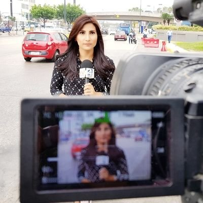El trabajo de la periodista Johanna Ramos de Teleamazonas, digno de aplaudir.   

Me levanto y te aplaudo, una situación tan difícil y respondió de gran manera. Gran profesional.