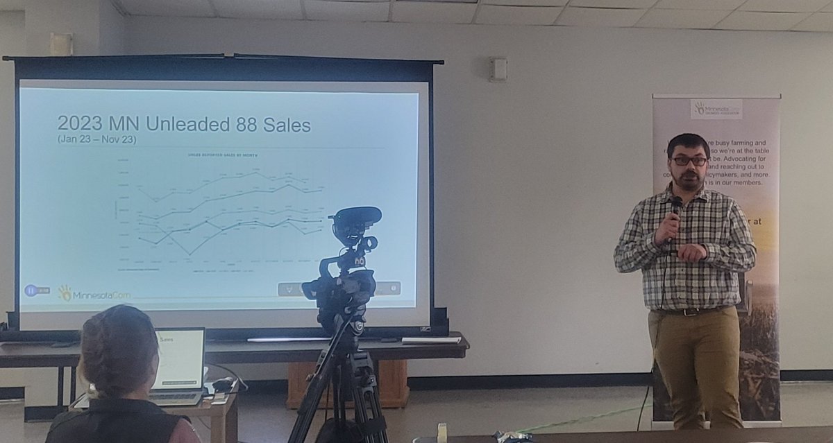 laneydufault's tweet photo. Small Grains Update meetings are in full swing this week. Devin Hoffarth, @mncorn is talking to the group about new uses of corn and updating the activities of #mncorn. Check out the SGU schedule at https://t.co/ME3sWj3rAp. https://t.co/NGD0UI6Oo8