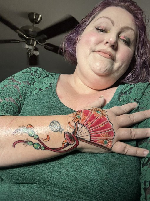 New tattoo 😻 https://t.co/hbDfA52Cr6