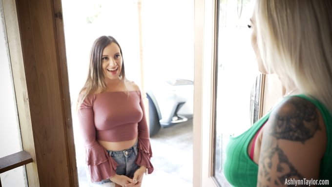 Almost done editing this 30 minute scene with sexy bombshell @xxxEBUNNZ Can you guess what happens? https://t