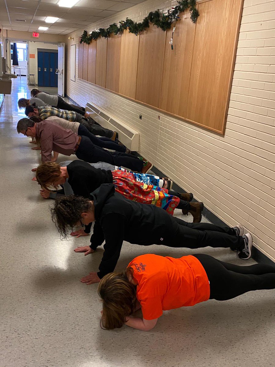 kacie_macnab's tweet photo. TCS staff planking together 💪 #nwsdfit https://t.co/uU5z1Xv3N3