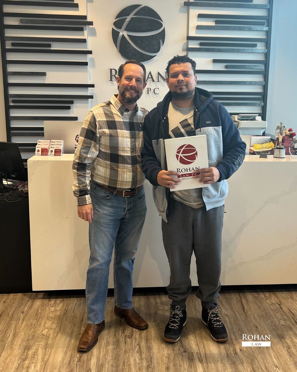 AbogadoRohan's tweet image. Otro cliente feliz 🤩 recogiendo su cheque por su accidente laboral. Si has resultado herido en el trabajo, contáctanos hoy. Estamos a solo una llamada de distancia de entrar en acción y proteger tus derechos. #clientefeliz 

☎️ Llámanos al📲404.923.0446 para tu consulta GRATIS.