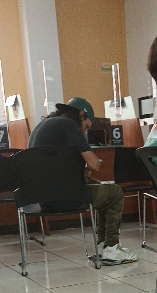 Cuando vas a <a href="/Banrural/">Banrural</a> y te encontrás a este personaje <a href="/rulobono/">SubComandante Rulo Bono⚡</a> y no sabes si llego a asaltar a cobrar la extorsión o a pedir un préstamo.... 
🤣😂🤣😅🤣😂
Es chow... es Chow ....