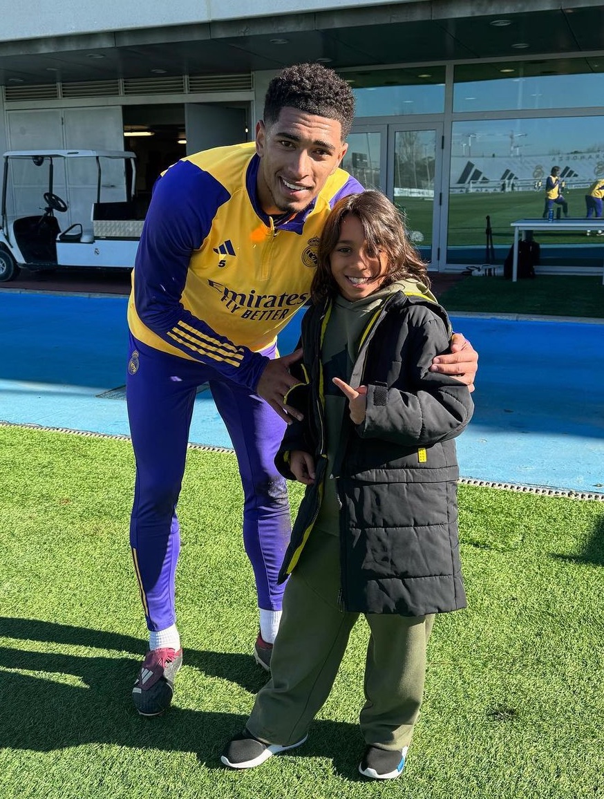 MadridXtra's tweet photo. Jude Bellingham with Marcelo’s son Liam. 🤍 https://t.co/qv1gYmx7Cv