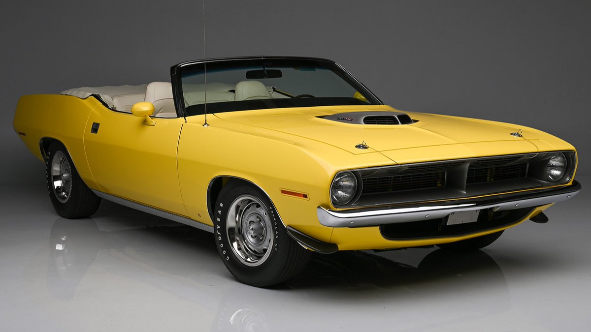 Barrett_Jackson's tweet image. #LemonTwist! This restored 1970 #Plymouth #Cuda convertible is selling with No Reserve at the January 20-28 #Scottsdale Auction! 

Learn More: bit.ly/SD24TW-1970Ply…
