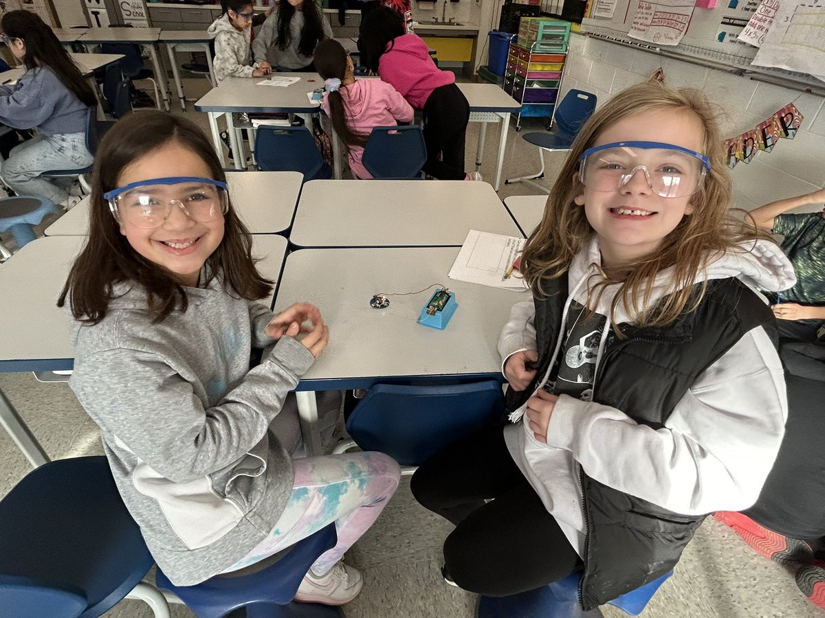 Mrs_Schrader4's tweet photo. Let there be light…and sound energy! 💡 🔈 🔋 #fourthgradescience #scientists #johnsonpride https://t.co/Xzxg22G25U