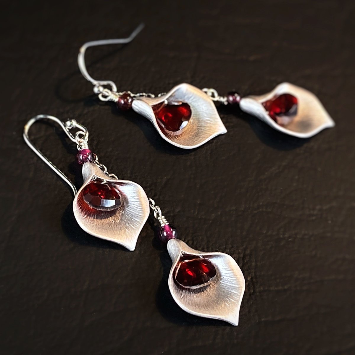 🌸💎 Garnets in Bloom! 💕 Don't miss out on these gorgeous faceted garnet & silvery floral earrings on sale at #MariesGems! Vibrant red garnets & matte-finish rhodium calla lily bead caps. 

mariesgems.etsy.com/listing/164503…

#GarnetEarrings #JanuaryBirthstone #JanuaryBirthdays #OOAK