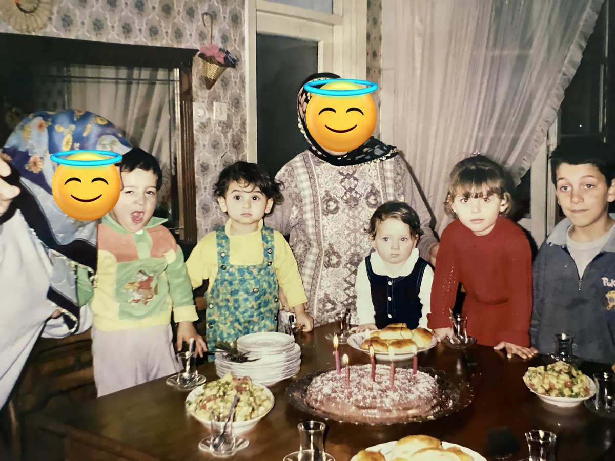 Kırmızı triko takımımla modaya yön verdiğim zamanlar kahkül ve küt saç modası denenmiş ağlıycam