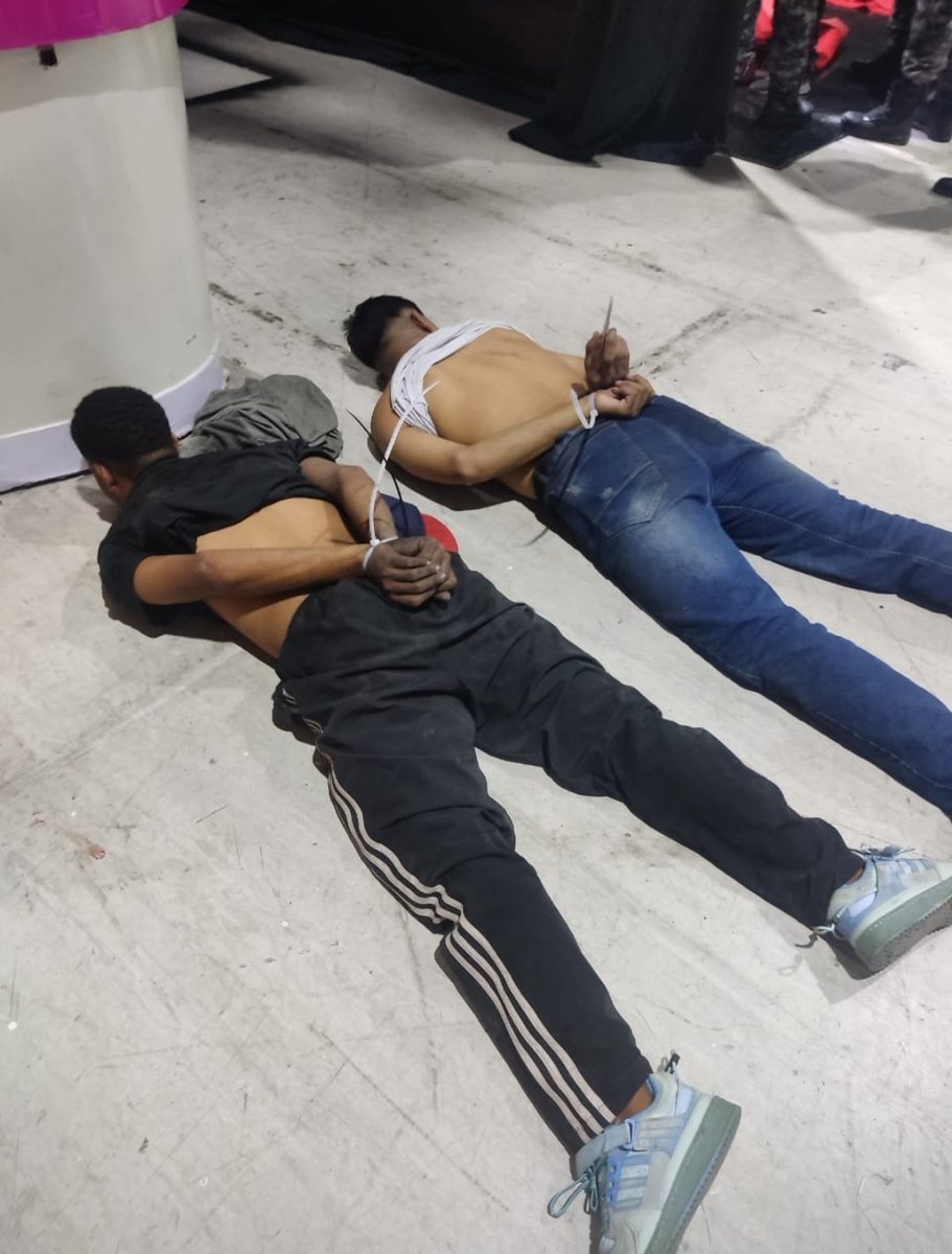 TintaNotas's tweet photo. La @PoliciaEcuador, como resultado de la intervención en @tctelevision #GYE, confirma la aprehensión de varios sujetos e indicios vinculados al ilícito. https://t.co/zfjhXK3RZ9