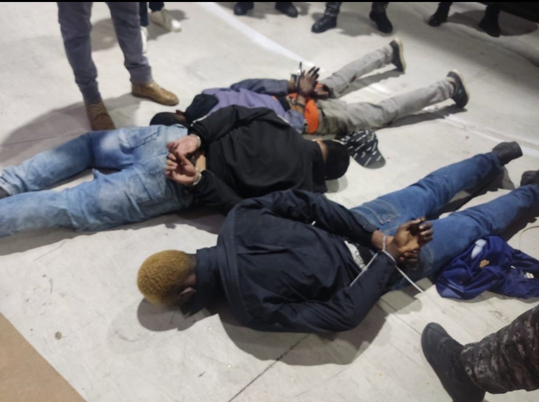 TintaNotas's tweet photo. La @PoliciaEcuador, como resultado de la intervención en @tctelevision #GYE, confirma la aprehensión de varios sujetos e indicios vinculados al ilícito. https://t.co/zfjhXK3RZ9