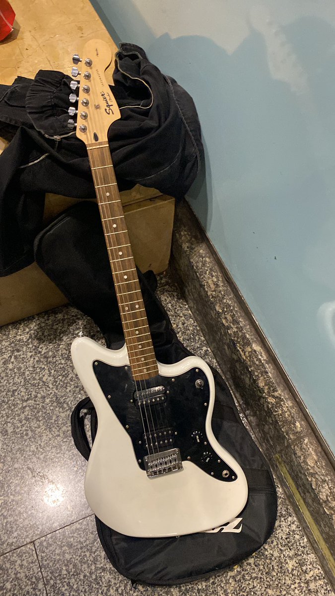 j6vih's tweet photo. surrealista ir a quedar con el tío de wallapop y que de repente sea uno de los artistas más escuchados de toda tu vida y te venda la guitarra con la que ha grabado los discos que tanto te has trillao, increíble el trato @goa_777 https://t.co/TeXH259bCb