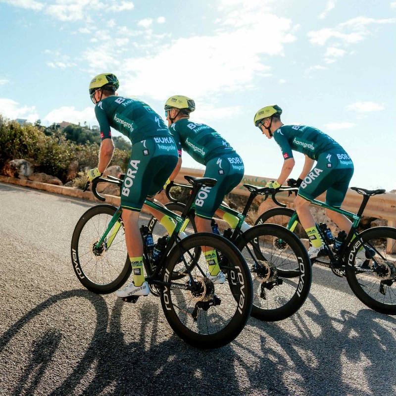 specialized_j's tweet photo. 2024年のレースを走る、
S-Works Tarmac SL8 
Team Replica フレームセットが登場。

このすべてを征す一台は、スペシャライズドストアおよび公式オンラインストアでの数量限定の抽選販売となります。

詳しくはこちら＞
https://t.co/j54lL5pqGm
