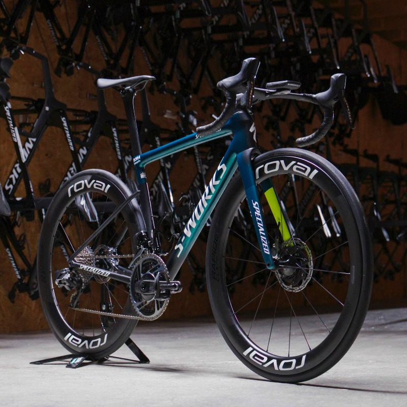 specialized_j's tweet photo. 2024年のレースを走る、
S-Works Tarmac SL8 
Team Replica フレームセットが登場。

このすべてを征す一台は、スペシャライズドストアおよび公式オンラインストアでの数量限定の抽選販売となります。

詳しくはこちら＞
https://t.co/j54lL5pqGm