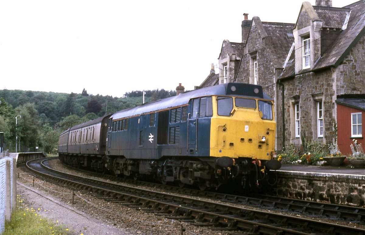 PJSRail's tweet photo. Sorting photos presently as part of preps for further books. This is a favourite; I took in June 1986 at Eggesford - one of my fav lines. 31405 officiates on rte to Exeter. @Lath87815986 thought you might like. @RailwayMagazine @railexpress #BR #Cl31 #Tarkaline https://t.co/JPeB2uUL5n
