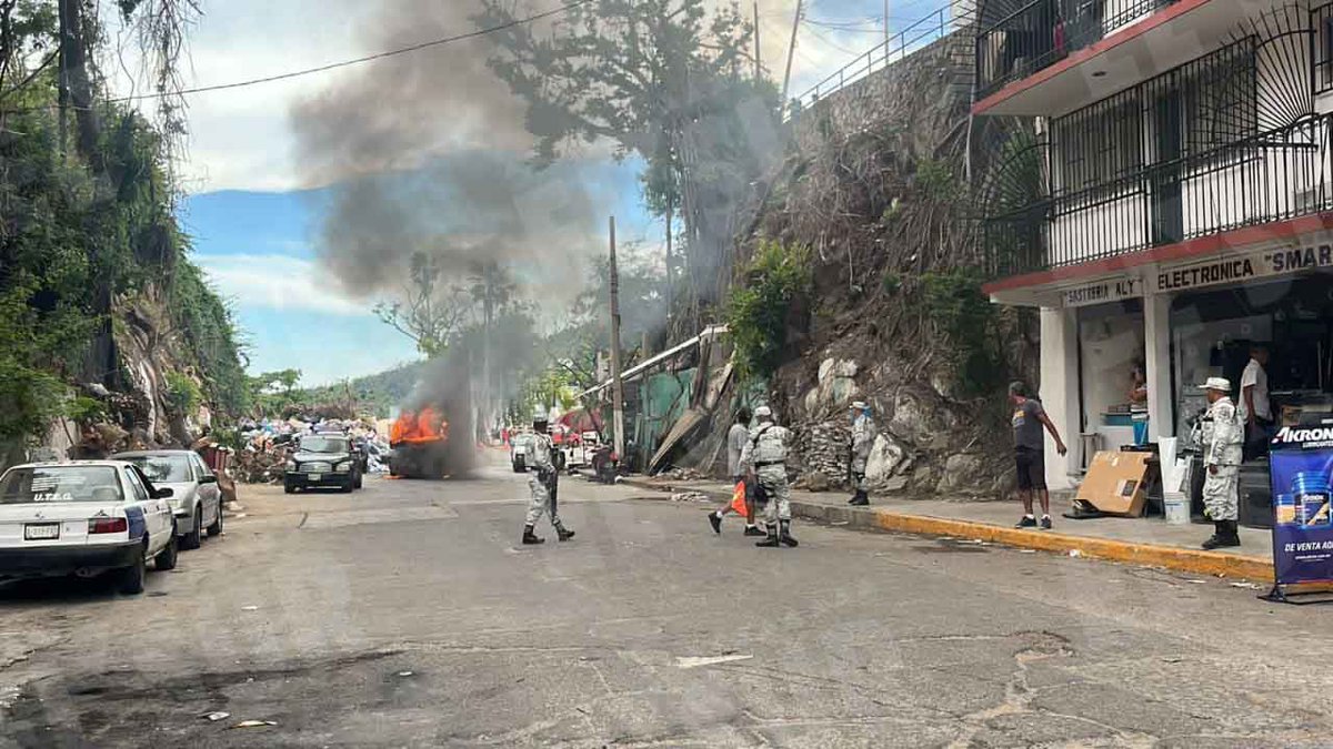 elsurdeguerrero's tweet photo. #ÚLTIMAHORA|🚨 Incendian hombres armados una #Urvan de la ruta Mozimba-Caleta en el fraccionamiento Las Playas #Acapulco

https://t.co/wTPyFGpn9D
#violencia #Guerrero https://t.co/tj8VIOi5bS
