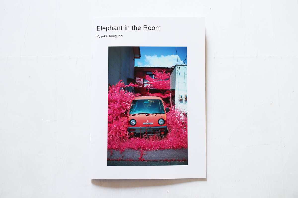 crevasse_books's tweet photo. NEW

Elephant in the Room
/谷口雄介

¥3,000
https://t.co/uUcq9jKq6W

人の目では感知できない赤外線を使った写真では植物は赤く染まる。戦時に空から人工物を見つけるため開発されたこの技術で原発事故から10年以上が経過した町を写すと、除染土を覆う緑色のビニルシートも当時の��物感を取り戻す https://t.co/fpShYqK9TV
