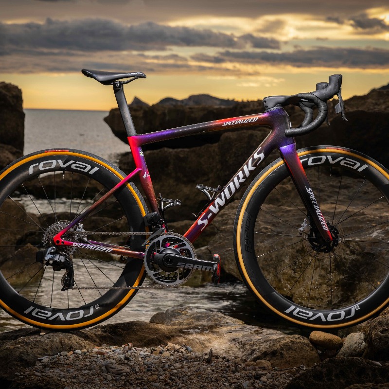 specialized_j's tweet photo. 2024年のレースを走る、
S-Works Tarmac SL8 
Team Replica フレームセットが登場。

このすべてを征す一台は、スペシャライズドストアおよび公式オンラインストアでの数量限定の抽選販売となります。

詳しくはこちら＞
https://t.co/j54lL5pqGm