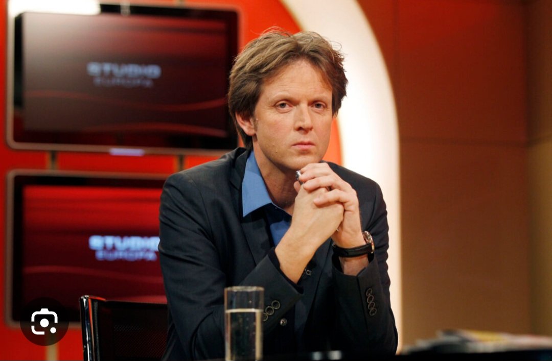 handsvanDemouge's tweet photo. Ik denk nog liever dat ik me vinger een halfuur tussen de deur leg, dan nog een halfuur luister naar dat kattengejank van Emile Schelvis! Enige reden waarom je baalt van een verlenging bij #fiobol

Wat een ongelofelijke betweter die man... #ziggosport #emileschelvis #coppaitalia https://t.co/tSUhkXyojX