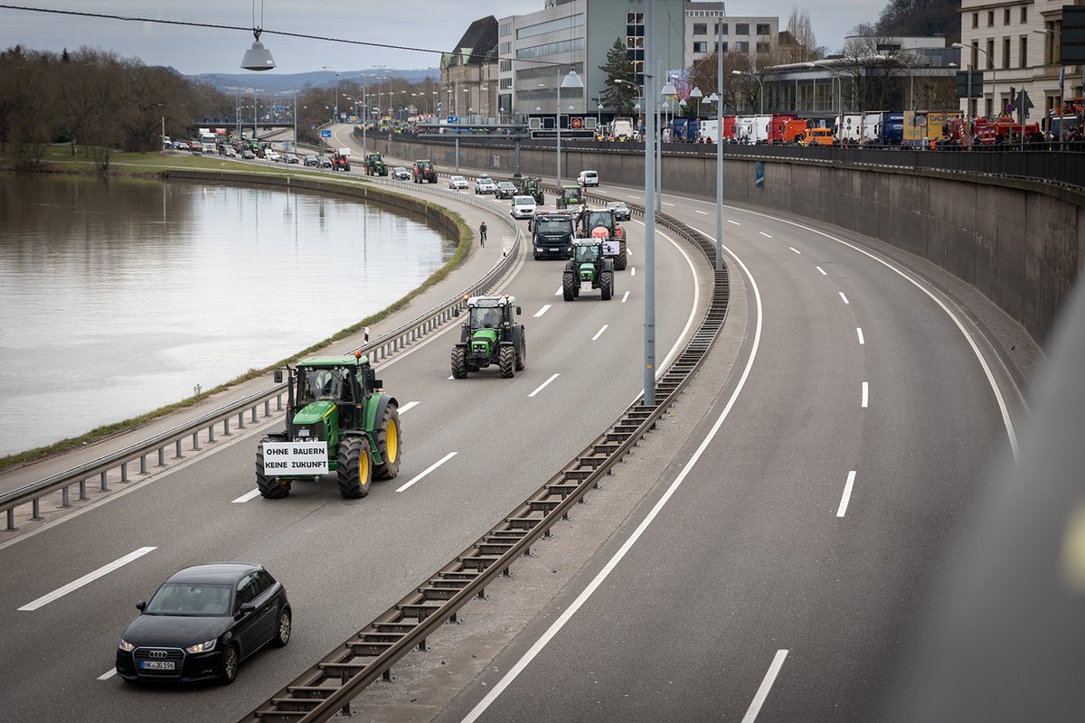 KaiSchwerdt's tweet photo. #Bilddokumentation der Agrarproteste am 08.01.2024 in #Saarbrücken #sb0801. Mit rund 1.000 Fahrzeugen zogen am Montag Protestierende in einer Sternfahrt zum Saarbrücker Schloss. Dabei kam es zu erheblichen Verkehrsbehinderungen. 1/3
108 Fotos: https://t.co/TKXnIYNaEG https://t.co/73tPjemCq8