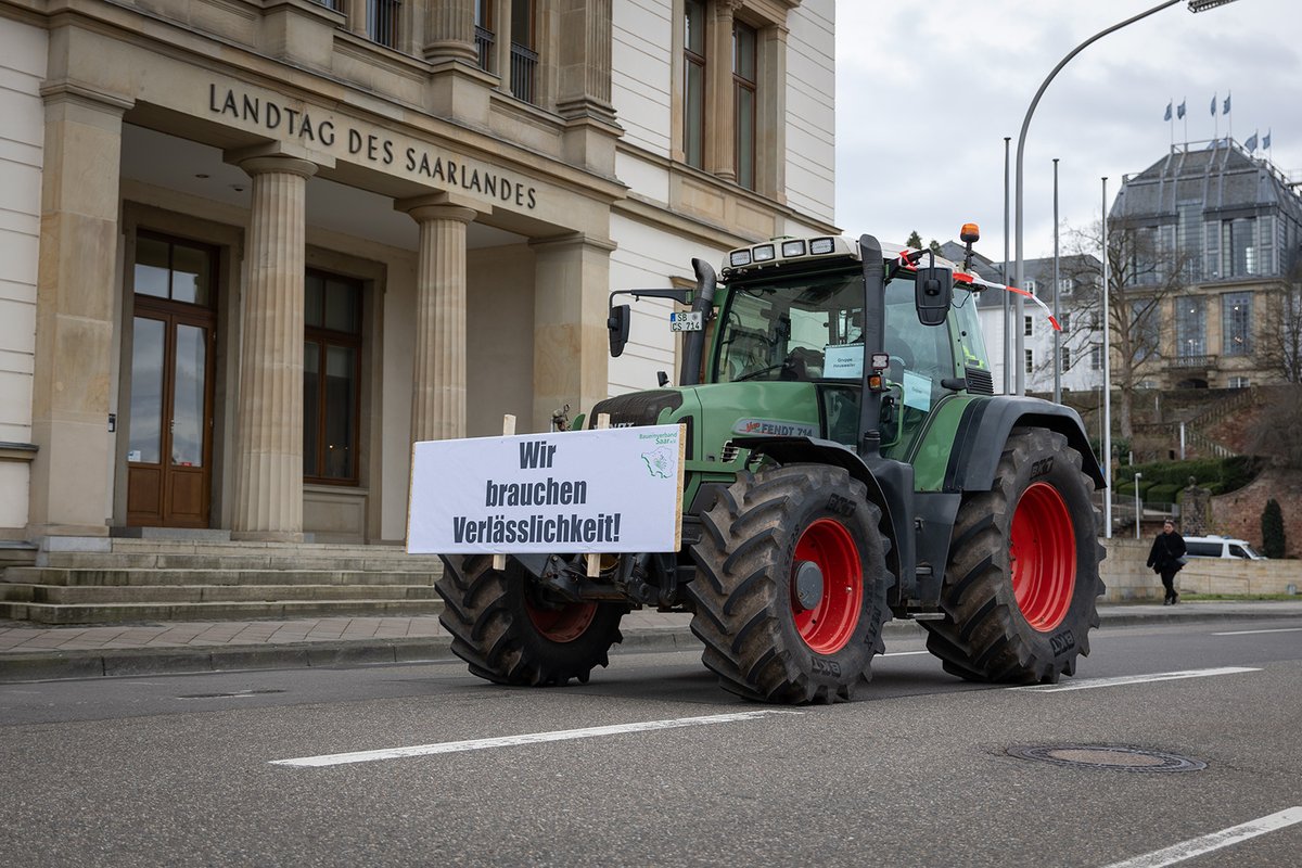KaiSchwerdt's tweet photo. #Bilddokumentation der Agrarproteste am 08.01.2024 in #Saarbrücken #sb0801. Mit rund 1.000 Fahrzeugen zogen am Montag Protestierende in einer Sternfahrt zum Saarbrücker Schloss. Dabei kam es zu erheblichen Verkehrsbehinderungen. 1/3
108 Fotos: https://t.co/TKXnIYNaEG https://t.co/73tPjemCq8