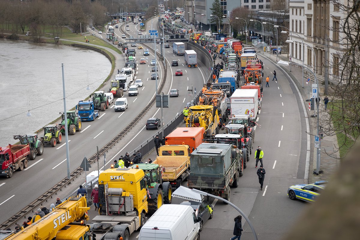 KaiSchwerdt's tweet photo. #Bilddokumentation der Agrarproteste am 08.01.2024 in #Saarbrücken #sb0801. Mit rund 1.000 Fahrzeugen zogen am Montag Protestierende in einer Sternfahrt zum Saarbrücker Schloss. Dabei kam es zu erheblichen Verkehrsbehinderungen. 1/3
108 Fotos: https://t.co/TKXnIYNaEG https://t.co/73tPjemCq8