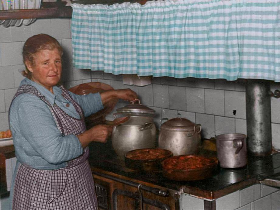 #catalunyacolor#fotografia#fotografies#fotografiesantigues#hortadesantjoan#vidarural#cuina#fonda#anys50# ❤️Magnifica foto colorida per @catalunyacolor de ma iaia Teresa a la cuina de la Fonda Antiga de Horta de Sant Joan als anys 50 !!! 😍😍😍
