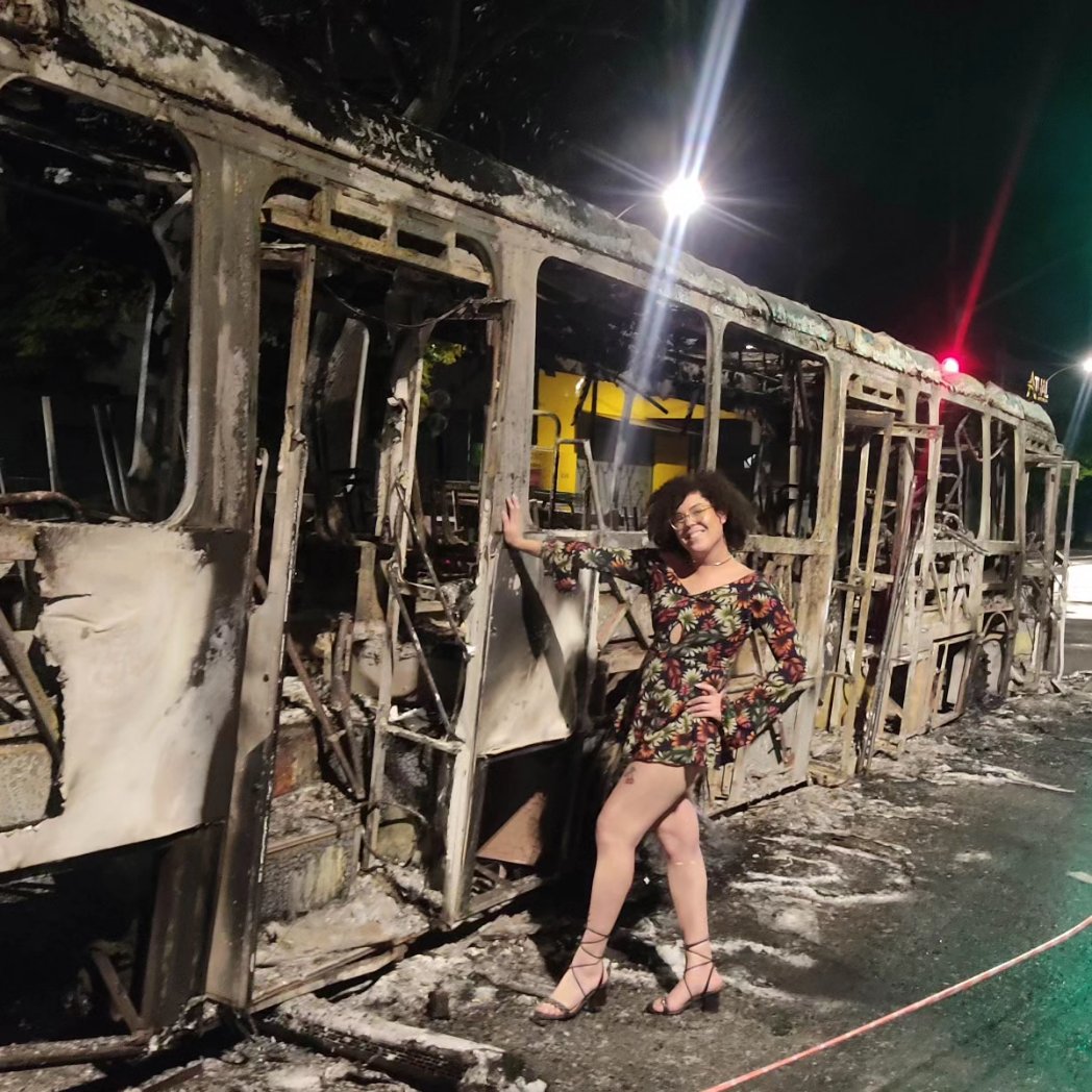 vickycandy__'s tweet photo. Sobre o ônibus que pegou fogo na Av. Amazonas.
Na porta da minha casa https://t.co/sBUbg5r4Bs