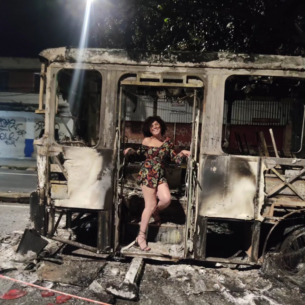 vickycandy__'s tweet photo. Sobre o ônibus que pegou fogo na Av. Amazonas.
Na porta da minha casa https://t.co/sBUbg5r4Bs