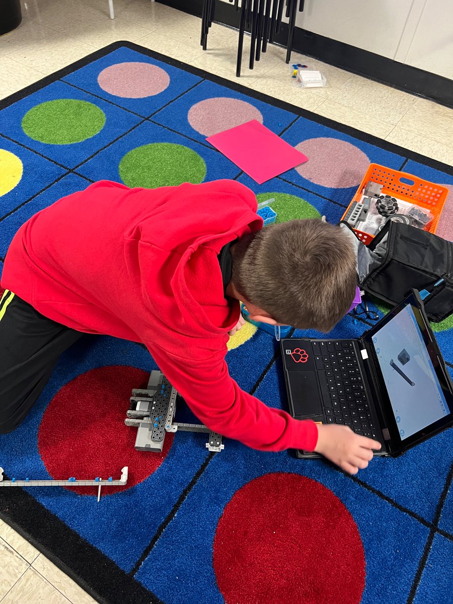 PeeplesDawn's tweet photo. WS Engineers are busy planning, designing, building, and coding their team ‘BOTS’ for upcoming Robotics competitions. The learning is off the charts and so exciting!!!! #WSRobotics #cabotstem https://t.co/bGjtlKQeD8