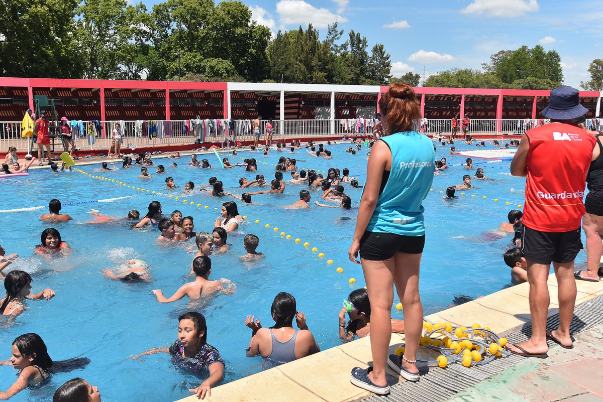 DeportesBA's tweet image. ¿Día de sol? Entonces a disfrutar de la pileta como los chicos y las chicas de las #ColoniasBA del #ParqueSarmiento