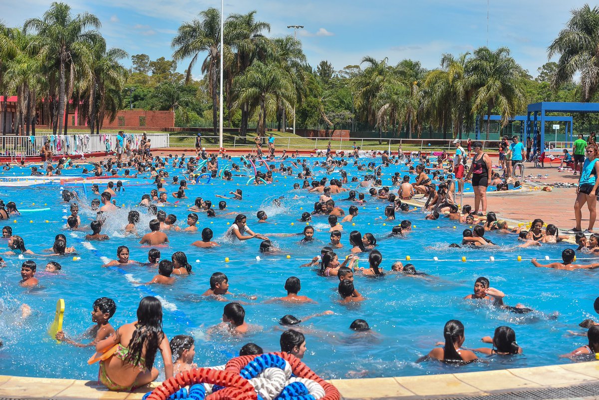 DeportesBA's tweet image. ¿Día de sol? Entonces a disfrutar de la pileta como los chicos y las chicas de las #ColoniasBA del #ParqueSarmiento