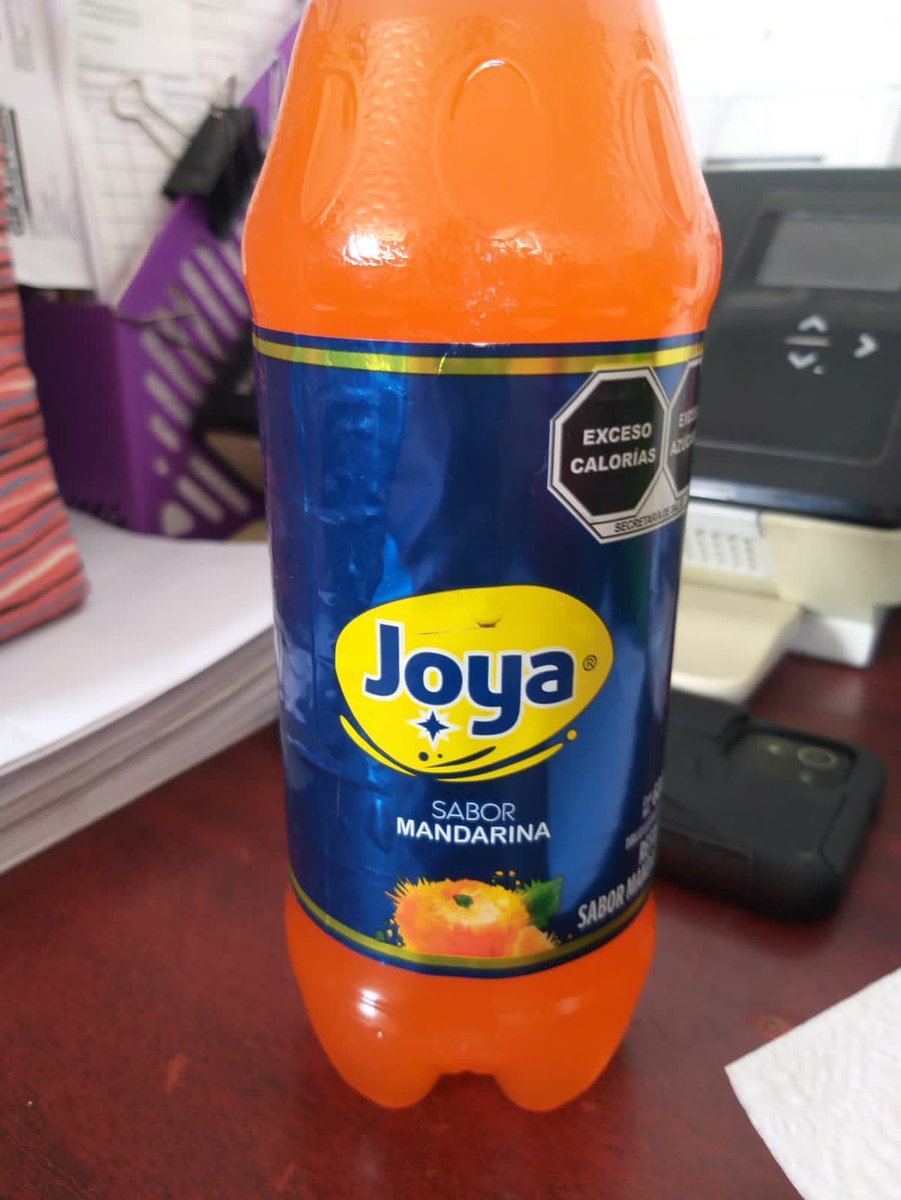 lennonmix's tweet photo. @Desvelados_Tv @Rayados En la oficina disfrutando la joya de mandarina...  #Desvelados #CocaCola .... https://t.co/6wmKPlZctw
