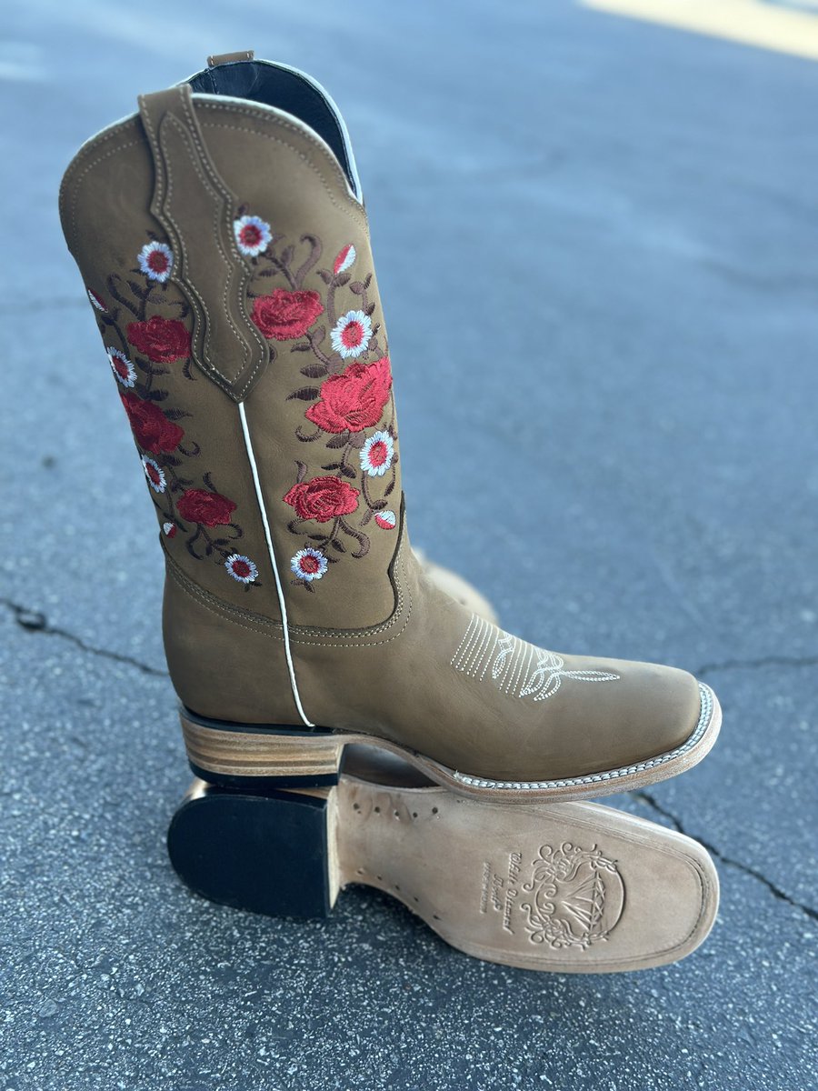 rodeodurango's tweet photo. Unas buenas botas no pueden faltar 🌹
🔍Shop: Women’s Red Rose Hazelnut Square Toe Rodeo Boot
In stock & ready for purchase! 🤩
compra en https://t.co/TVqdMqICtl #botasrodeo #westernwear #botasvaqueras #artesanias https://t.co/fz0KzBiLGc