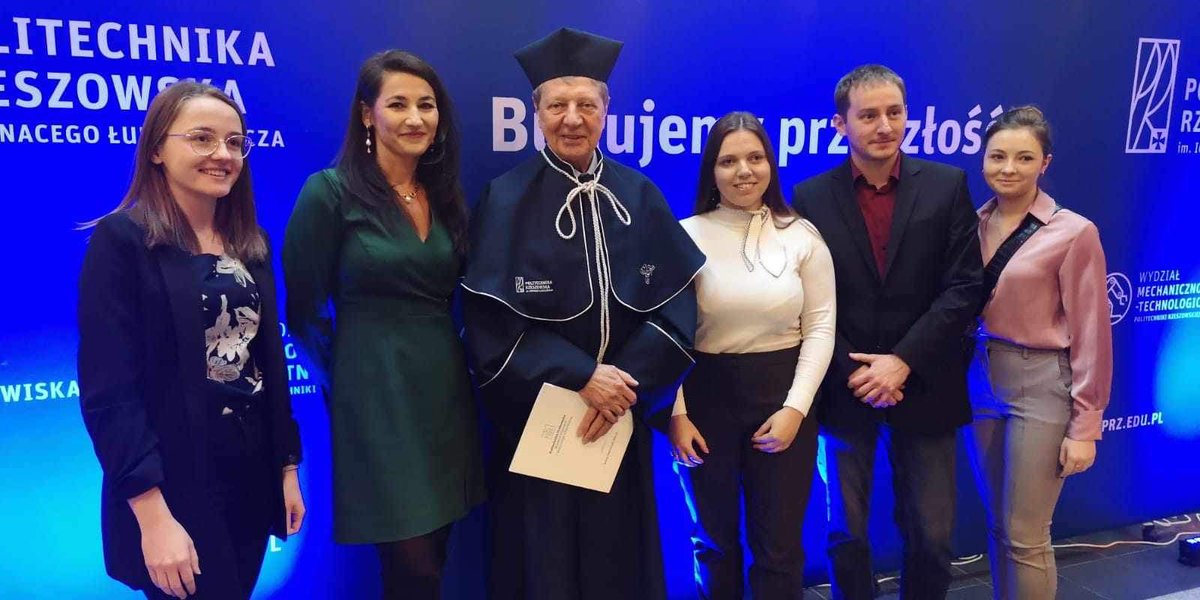 Dominika Krok (@dominikakrok11) on Twitter photo 🎖️🔝Today I had the honor of taking part in the ceremony of conferring the title to Doctor Honoris Causa Professor Krzysztof Matyjaszewski <a href="/MatyPolymerLab/">Matyjaszewski Lab</a> 👏
The event took place at Rzeszow University of Technology, thank you for this opportunity <a href="/Chmielarz_Group/">Chmielarz Research Group</a> <a href="/PolitechnikaRz/">Politechnika Rzeszowska im. Ignacego Łukasiewicza</a> 🎖️🔝Today I had the honor of taking part in the ceremony of conferring the title to Doctor Honoris Causa Professor Krzysztof Matyjaszewski <a href="/MatyPolymerLab/">Matyjaszewski Lab</a> 👏
The event took place at Rzeszow University of Technology, thank you for this opportunity <a href="/Chmielarz_Group/">Chmielarz Research Group</a> <a href="/PolitechnikaRz/">Politechnika Rzeszowska im. Ignacego Łukasiewicza</a>