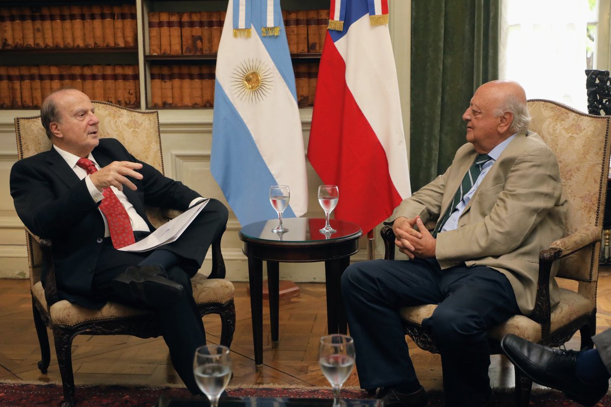 MinInfraestru's tweet photo. El ministro Guillermo Ferraro recibió al embajador de Chile en Argentina José Antonio Viera Gallo con quien comentó los lazos familiares que lo unen al país vecino y la adopción del sistema de iniciativa privada a la chilena que se instrumentará en adelante para la obra pública. https://t.co/b8pjm9ESgD