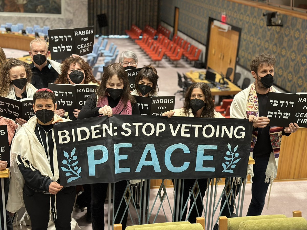 Today, 36 #Rabbis4Ceasefire—repping 240 rabbis across denominations—staged an action at the United Nations to voice support for #CeasefireNow, and to demand the Biden admin listen to the people & stop blocking urgent efforts in the @UN for a ceasefire & humanitarian aid to Gaza!
