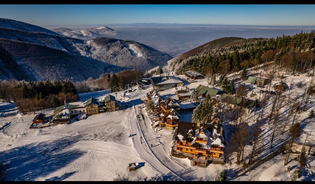 Fana43124688's tweet photo. SZL: Bojeczne Pustewny/Pustevny. ❄ Piyknŏ słōnecznŏ pogoda, mroźne tymperatury, śniyg, doliny pod gōrami spowite chmōrami – szumnõ zimowõ atmosferã uchwycił dzisioj fotografista drōnowy #JiříBarōn w Pustewnach (#Pustevny) we Beskidach 🏔️
#Czechy #Śląsk
#Česko #Slezsko https://t.co/6K4tDOEGUE