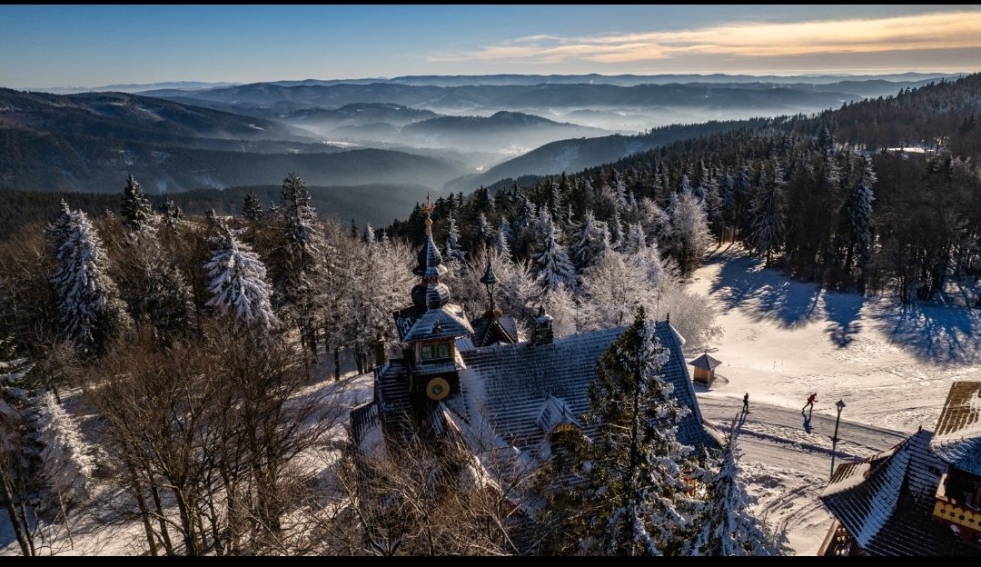 Fana43124688's tweet photo. SZL: Bojeczne Pustewny/Pustevny. ❄ Piyknŏ słōnecznŏ pogoda, mroźne tymperatury, śniyg, doliny pod gōrami spowite chmōrami – szumnõ zimowõ atmosferã uchwycił dzisioj fotografista drōnowy #JiříBarōn w Pustewnach (#Pustevny) we Beskidach 🏔️
#Czechy #Śląsk
#Česko #Slezsko https://t.co/6K4tDOEGUE