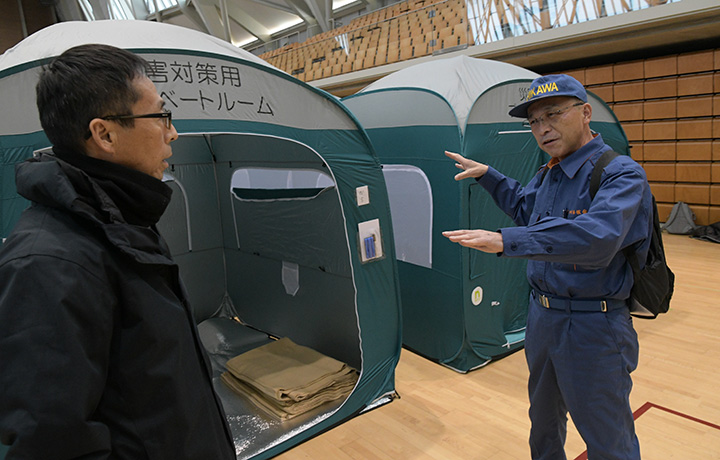 komei_koho's tweet photo. 📰一時的な避難所開設（金沢市）🔍

公明党石川県本部の谷内律夫県代表（県議）は8日、金沢市内の県立体育館に開設された、被災した高齢者や妊婦を受け入れる一時的な避難所を訪れ、状況を調査しました。

同避難所は、アリーナにテントを設置し、ホテルや旅館などの避難先が決まるまで、被災者を一時的に受け入ます。県は体育館に約500人まで受け入れる予定です。

避難所では常時、暖房が効いていることを確認した谷内県代表は「暖かい場所があることは助かる」とし、「スムーズな避難ができるよう後押ししていく」と述べました。

『1月9日付 公明新聞』より