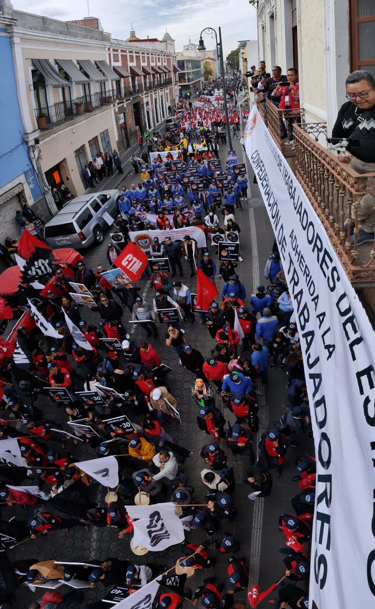 ¡IMPRESIONANTE! 
Así fue la marcha de este 7 de Enero convocada por <a href="/CTMPuebla/">CTM_FTPuebla</a> y su Líder <a href="/leobardosoto/">Leobardo Soto</a> miles de trabajadoras y trabajadores mostraron su APOYO TOTAL a la #SemanaDe40Horas
#AguinaldoDe30días
#DisminuciónISR
