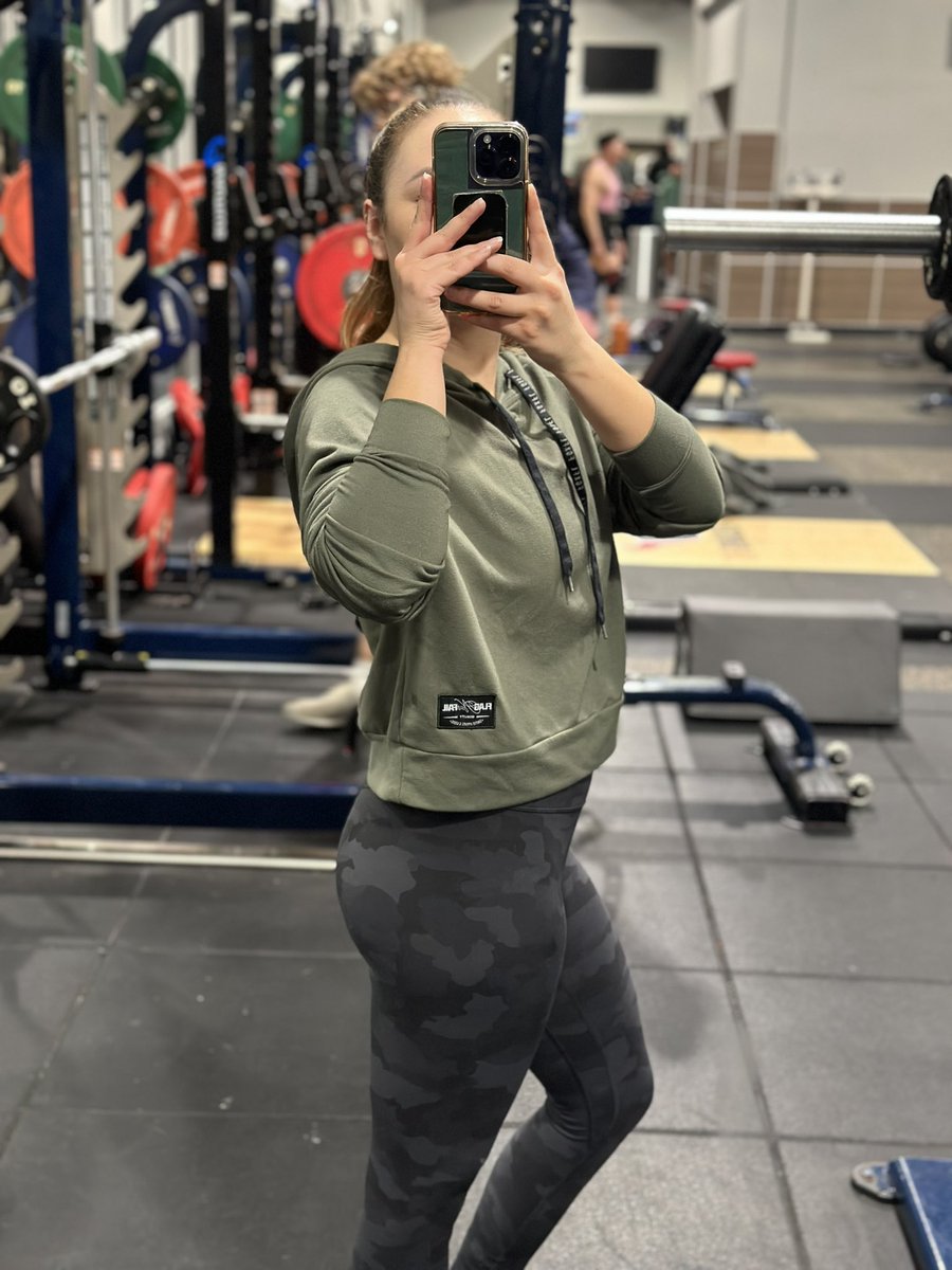 Rissa_MT's tweet photo. Finally at the #gym . My gym partner has been unavailable so Iβve been doing home workouts. Nothing beats working out with people of the same mindset πͺπ». Today was #glutes . #hipthrust #squats #lunges #workout #fitnessaddict #fitness #flagnorfail #fitnessgirl #FitnessJourney https://t.co/8wFmsidb8n