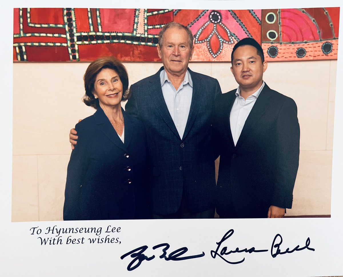 LeeHyunSeung85's tweet photo. 🌟 Reflecting on 2023, meeting President Bush and Mrs. Bush was truly unforgettable! Honored to be a Lindsay Lloyd North Korean Freedom Scholarship recipient from the @TheBushCenter. 🇺🇸✨Feeling grateful for this incredible and meaningful experience! #BushCenter #Scholarship https://t.co/j6jsLSg6pO