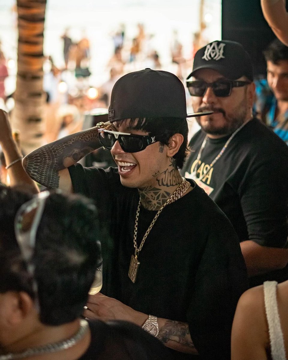 NatanaelCanoNew's tweet photo. Natanael Cano 🏝️🍾🎶 https://t.co/7LyrfXT5LX