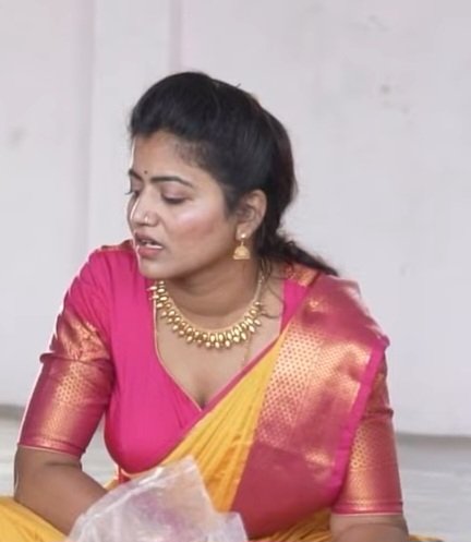 Noone7883's tweet photo. Abba ...em shape lu shiva jyothi......ila tayaru ayyavu enti.....okasari ninnu dengali ..entha karchu ayina parledhu https://t.co/qZf5NpPibp
