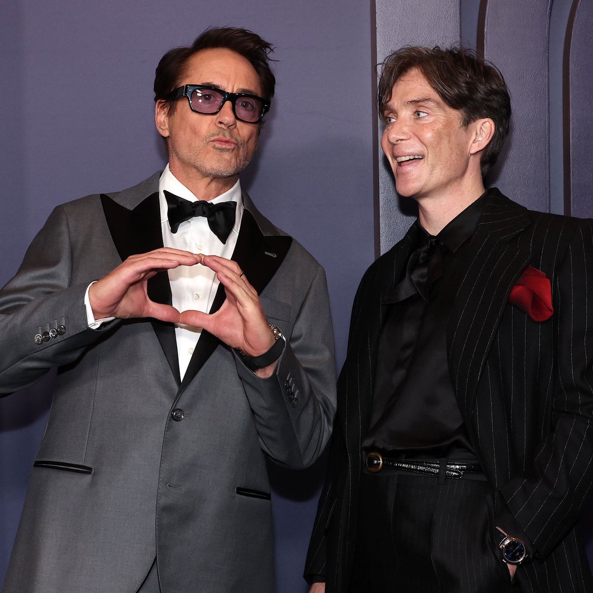 rdjsfilms's tweet photo. cillian murphy with rdj doing the burger sign https://t.co/eOkDwncHOi