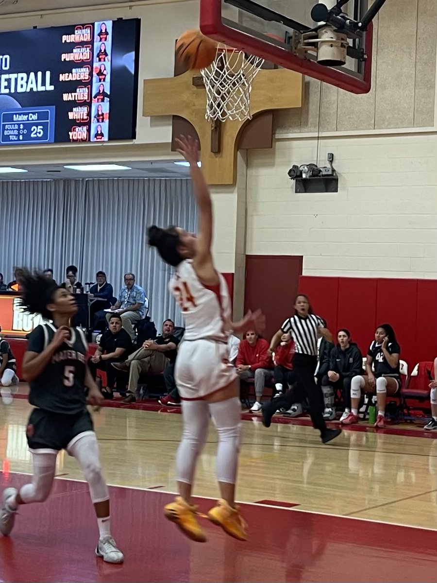 rosarysports's tweet photo. Kayla Borgelt takes a baseball pass from Maddie White for this layup. Her previous three-pointer accounted for the last five Royal points and a 25–25 tie with two minutes until half. https://t.co/cEfnLtCbWn