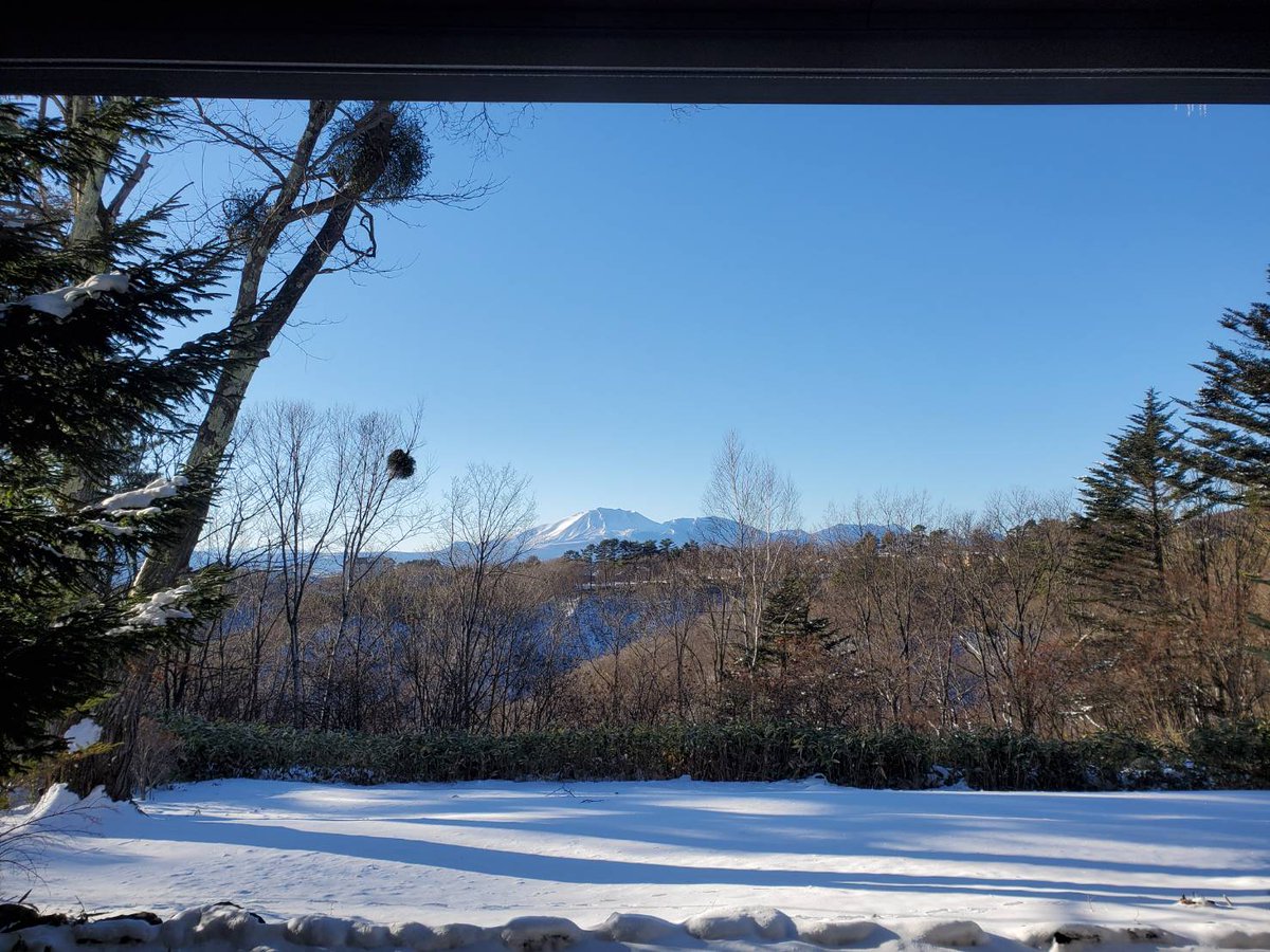 kusatsuyoitoko's tweet photo. 雪がやみ、空がすっきりと晴れあがった #浅間山 。
クアビオの自慢の #雪見風呂 と #フィンランド式サウナ 。
#雪 と、こんこんと湧き出る#草津温泉 と、#冷たい空気 。何もないけれど、#贅沢な時間 。
#hotelkurbio #kurbio #ホテルクアビオ #クアビオ #温泉 #サウナ #雪見温泉 #雪見サウナ https://t.co/5mZDOvbOX5