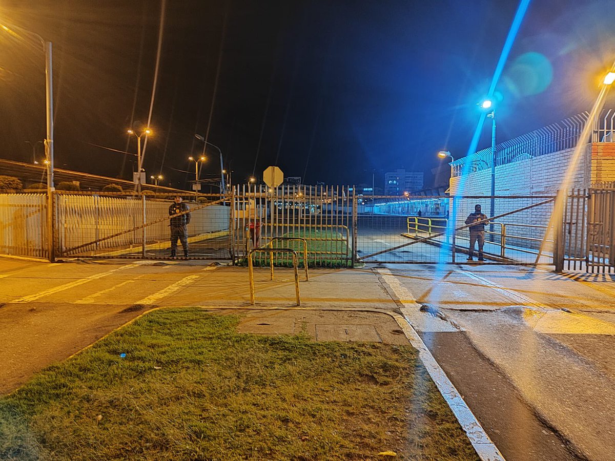 #Informo 🔴

Al momento NO existen novedades en #Cuenca 

➡️Las fuerzas del orden coordinadas y desplegadas en los lugares estratégicos de la ciudad 

Existe control completo siendo las 22:30

Se organizan operativos que inician a las 23:00 por el toque de queda 

Informarse por